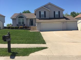 8704 N Sheldon Ct, Kansas City, MO 64153
