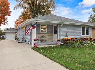 825 N Roosevelt Ave, Oconomowoc, WI 53066