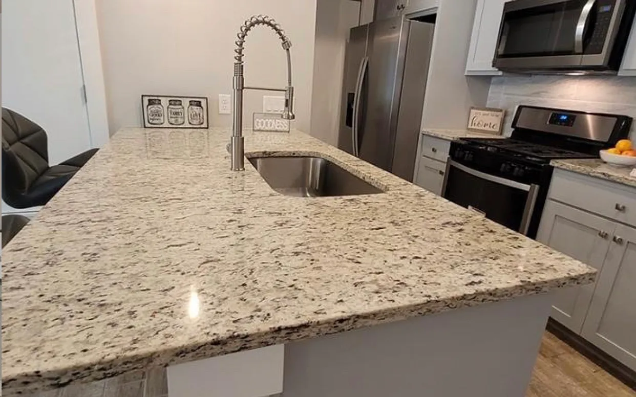 3 bed, 1051 sqft, $1,698 — Photo 3