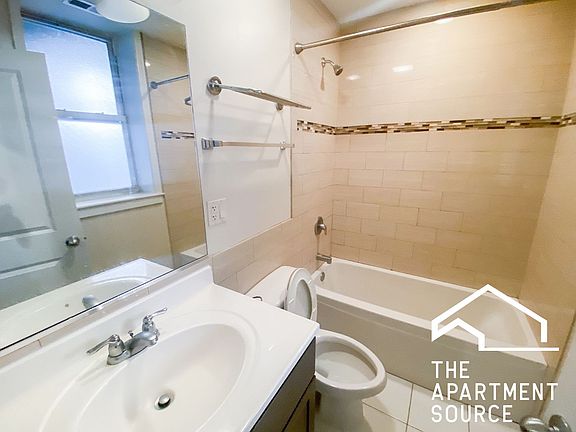 4th image of 853 W Cornelia Ave APT 2s