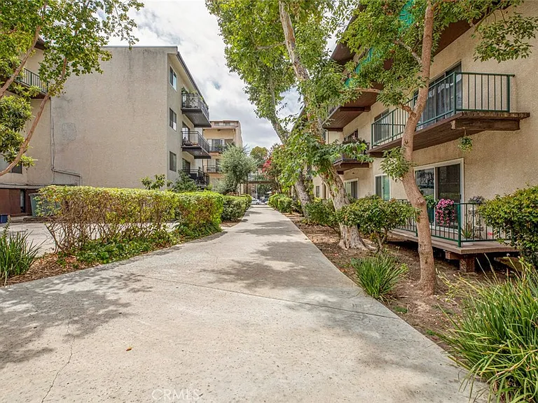 5460 White Oak Ave #K301 — Photo 13