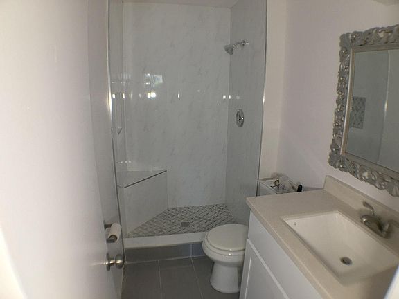 3rd image of 18547 Collins St APT B5