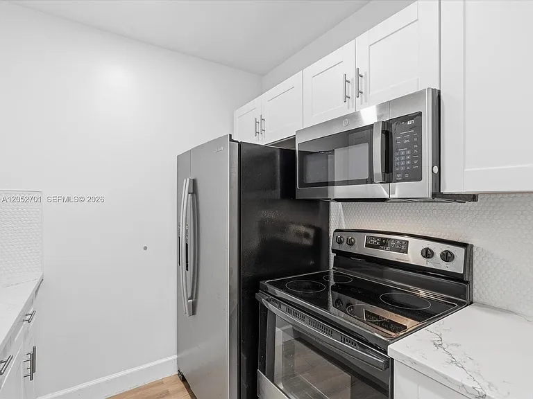 230 SW 11th Ave #8 — Photo 14