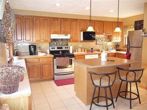 Snack bar & abundace of cabinets