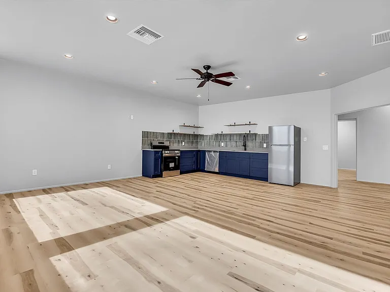 Riverside Suites — Photo 36