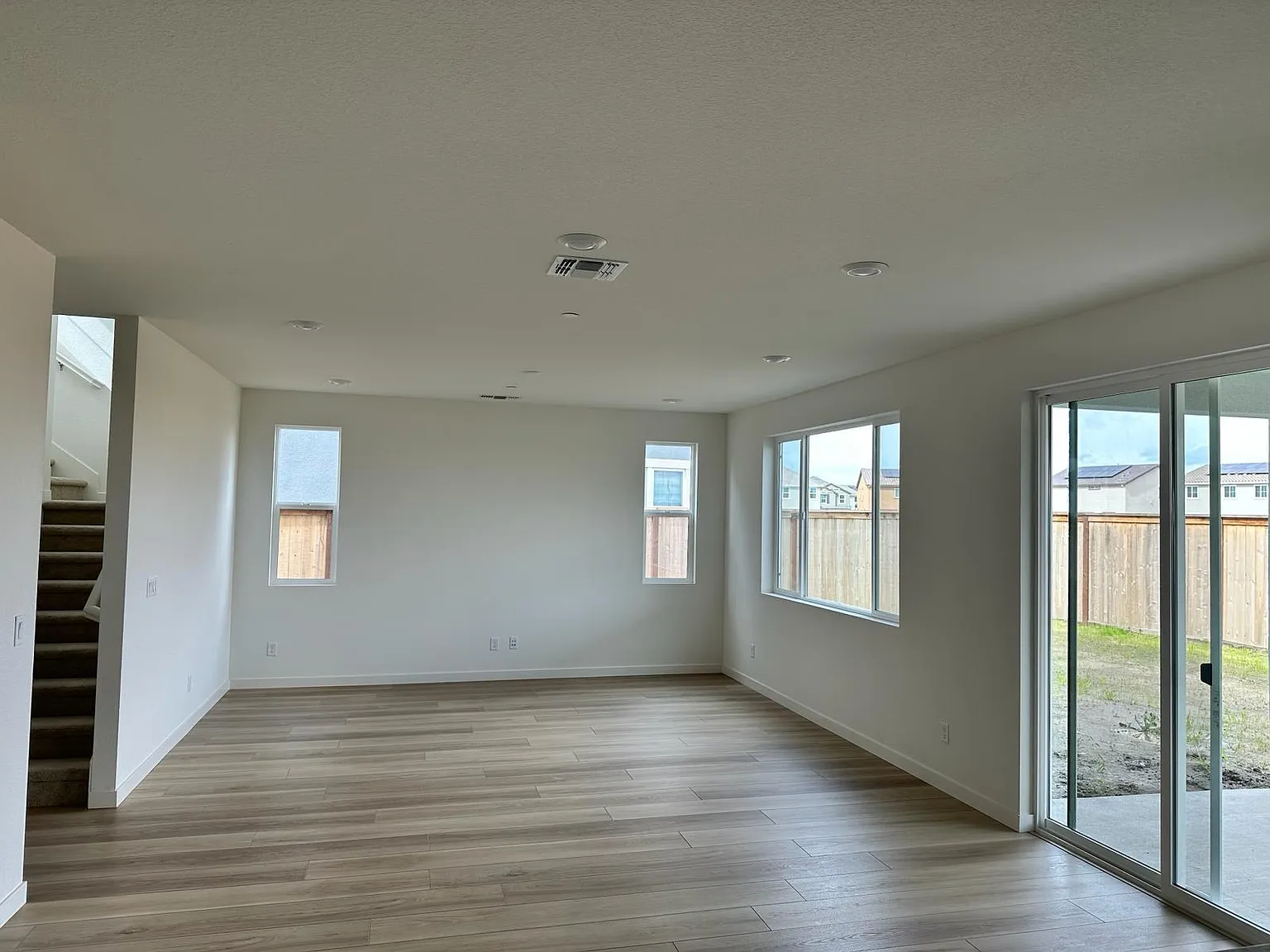 4 bed, 2.5 bath, 2030 sqft, $3,395 — Photo 3
