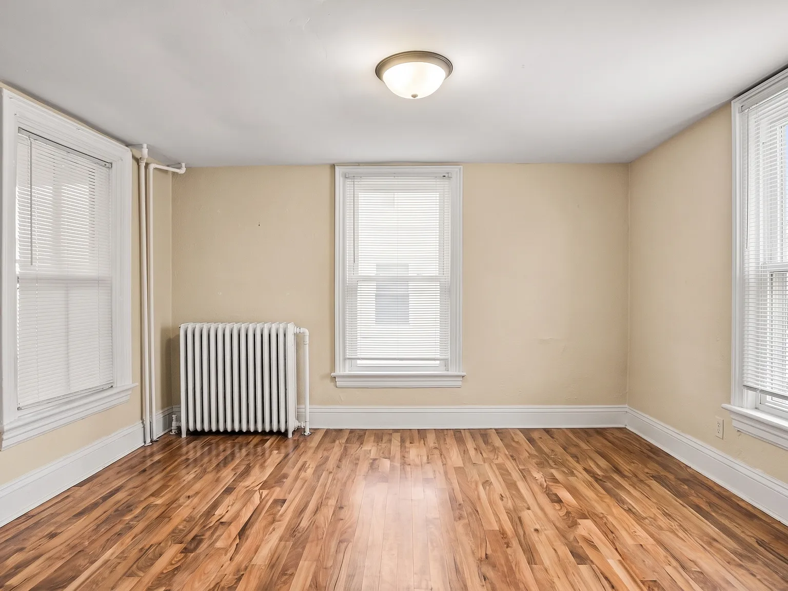5 bed, 1742 sqft, $4,249 — Photo 3