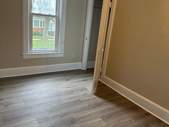 4th image of 1127 Buckland Ave