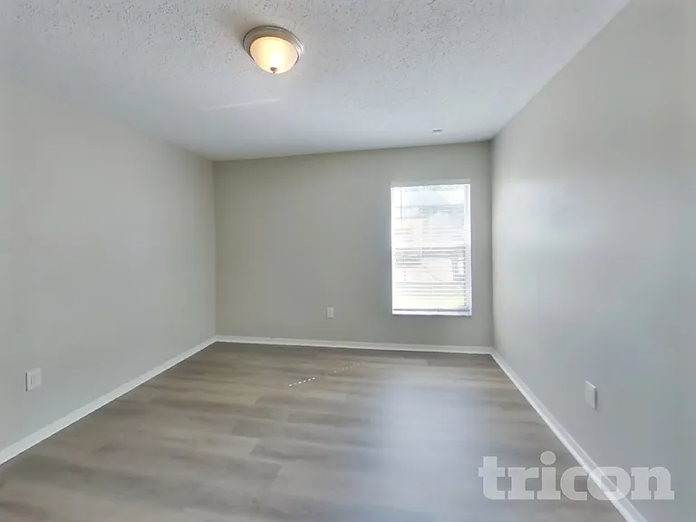 1044 Darlington Ct — Photo 13