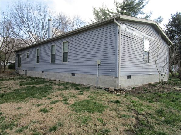 303 S Champlain St, Tower Hill, IL 62571