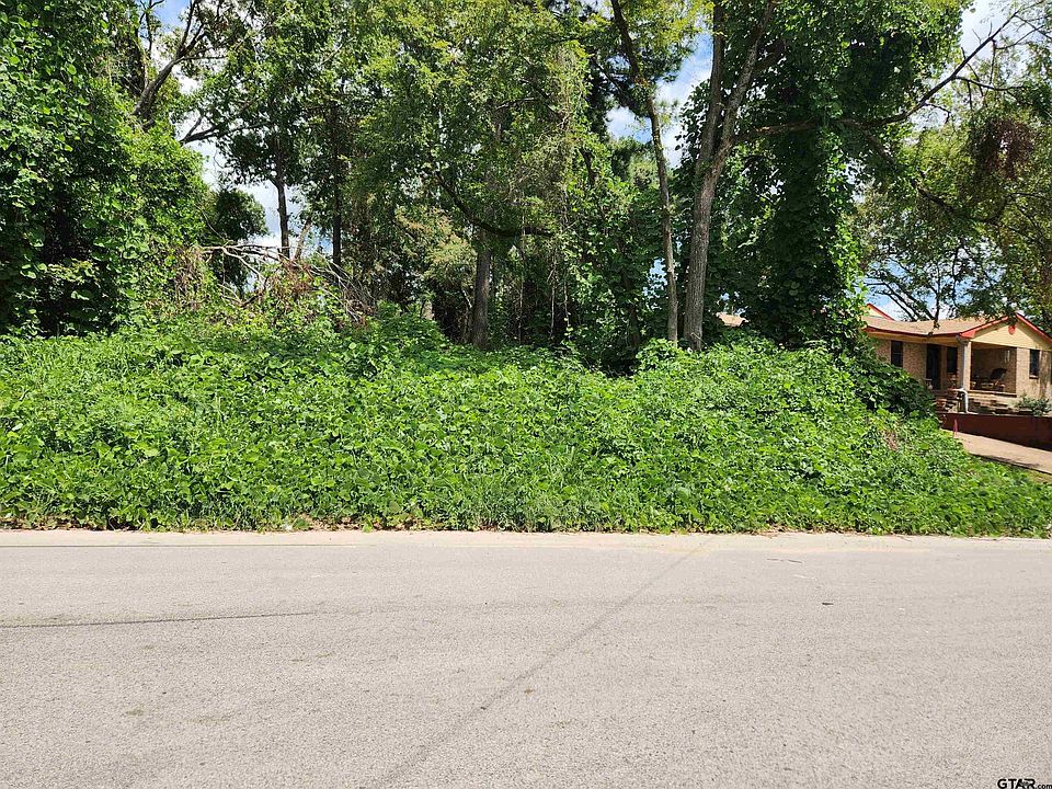 2nd image of 1423 Shawnee Blvd