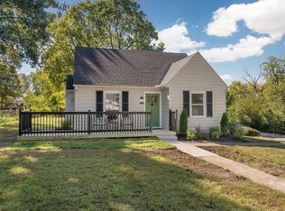 1105 NE Maple Dr, Kansas City, MO 64118