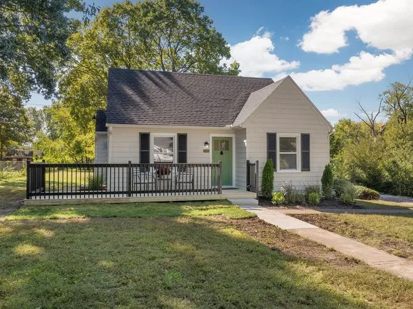 1105 NE Maple Dr, Kansas City, MO 64118