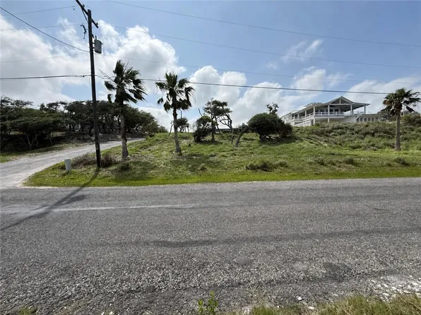 102 Bay Rd, Rockport, TX 78382