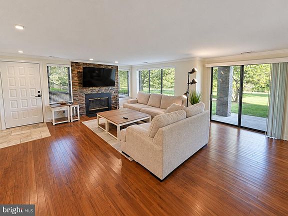 3rd image of 707 Augusta Cir