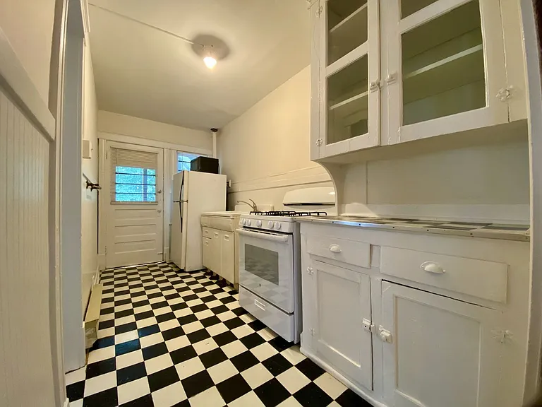 Valentine Place Apartments — Photo 9