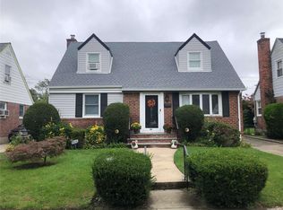 84 Lipton Ln, Williston Park, NY 11596