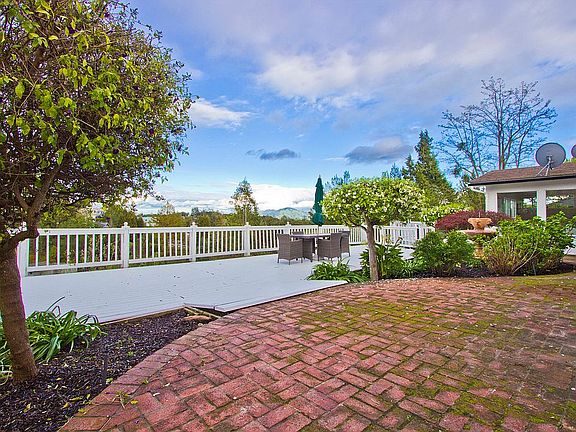 5th image of 108 Hillcrest Dr