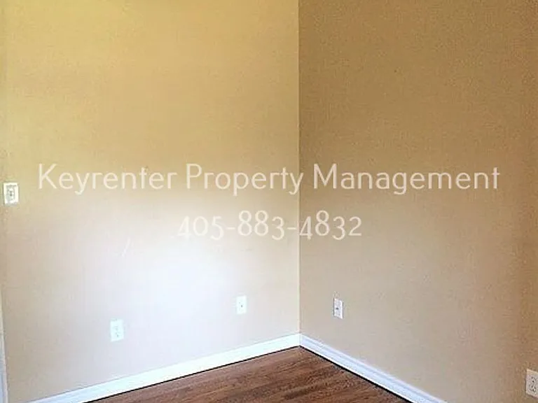 1520 Rowena Ln — Photo 7