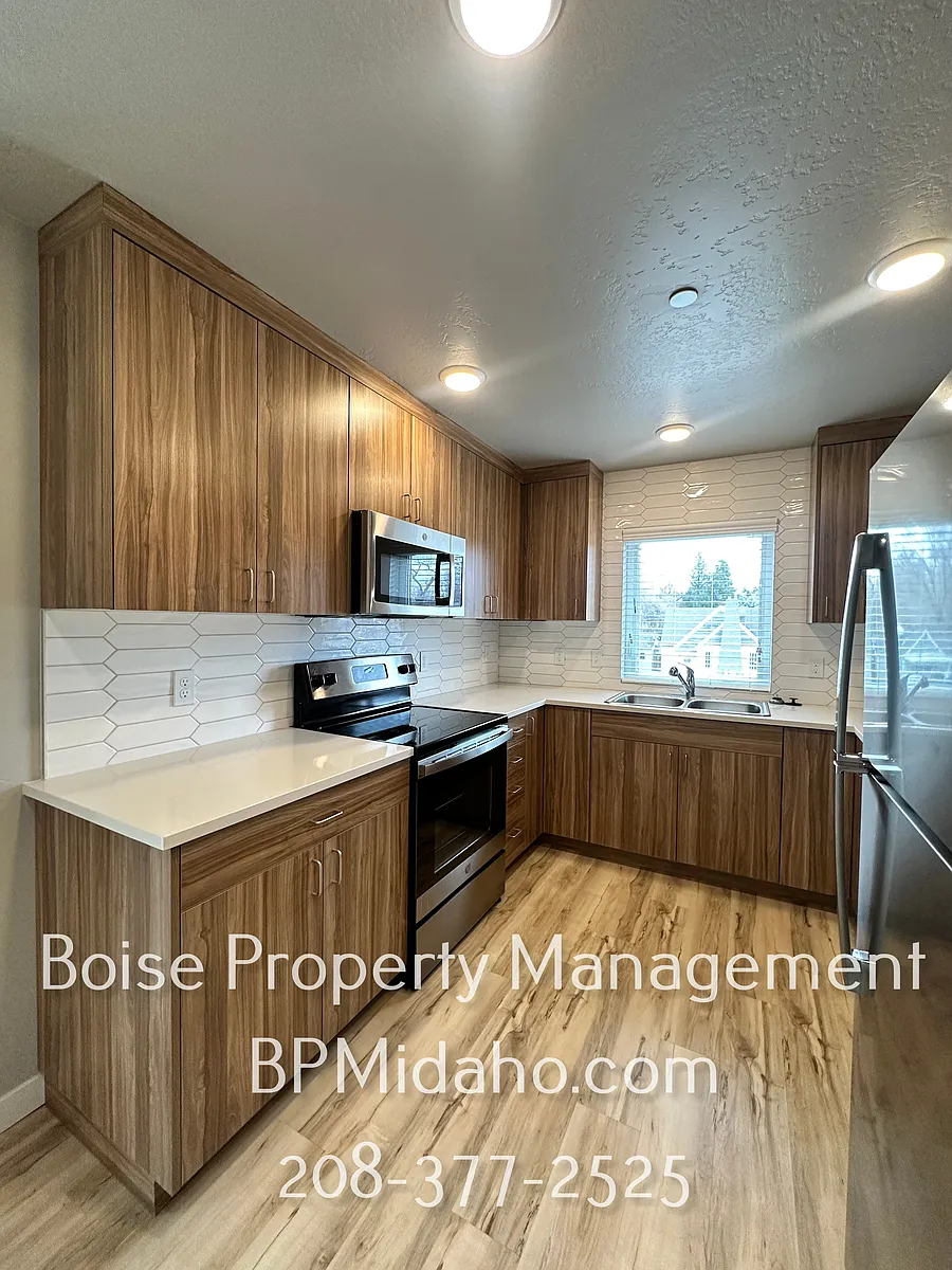 Building Photo - 1821 S Vista Ave #201