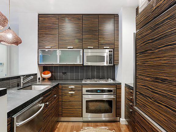 3rd image of 101 W 24th St APT 11A