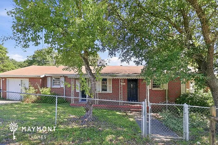 3 bed, 1.5 bath, 1500 sqft, $1,395 — Photo 1