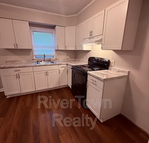 1454 Delano Ave — Photo 4