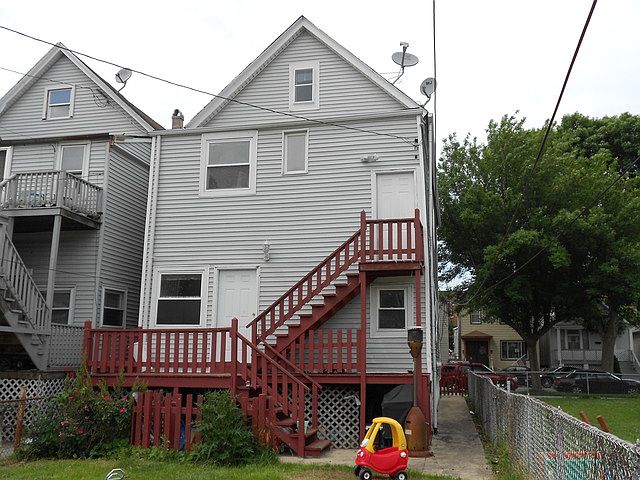 2nd image of 625 W 48th Pl