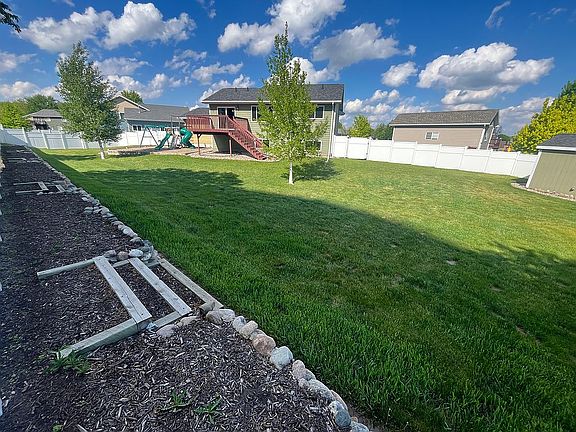 Enclosed fence large yard