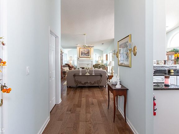4th image of 1064 Pinehurst Dr