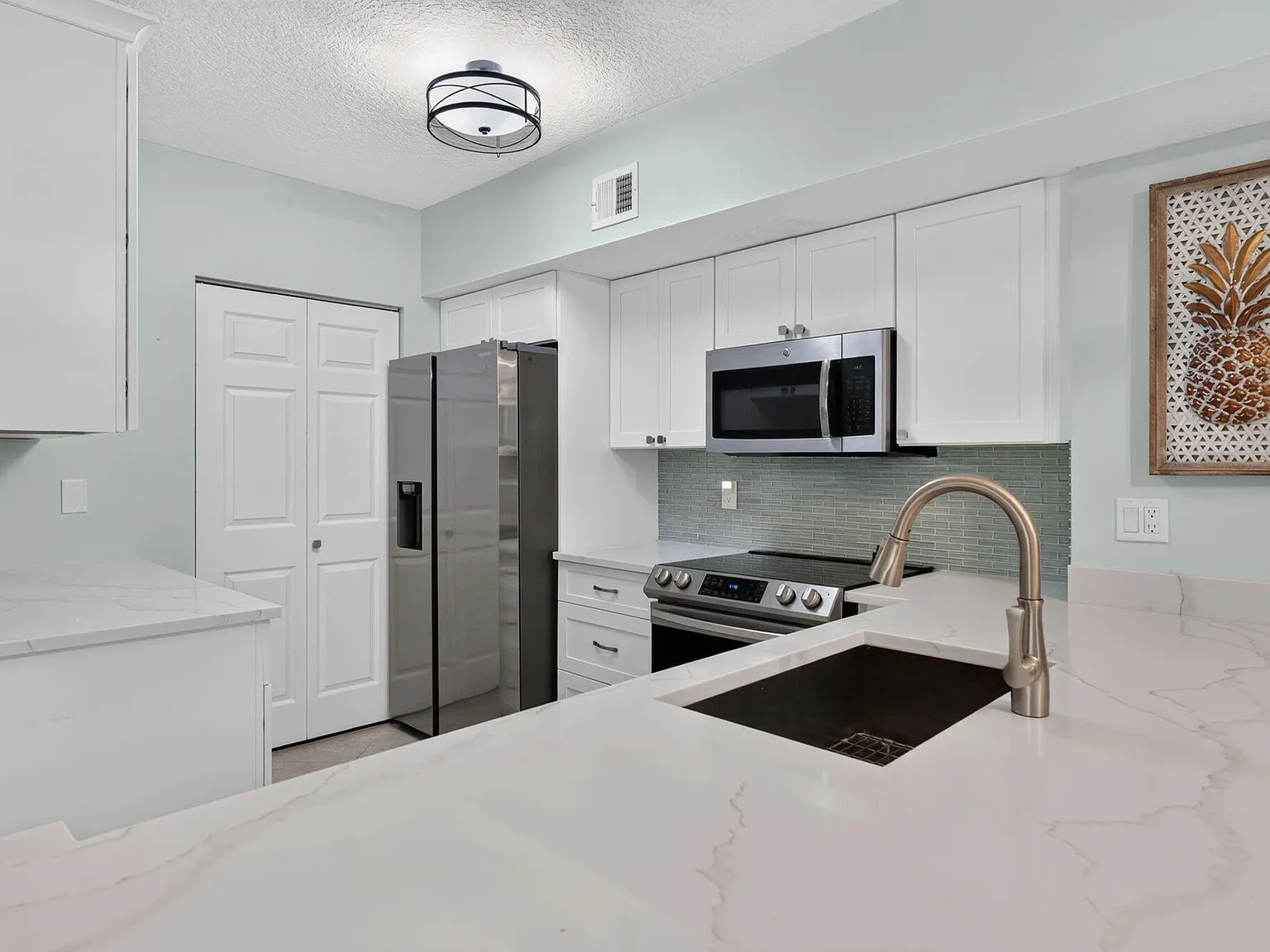 3 bed, 2.0 bath, 1152 sqft, $2,700 — Photo 4