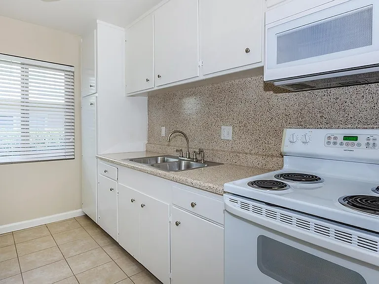 Fresno Terrace Apartments — Photo 13