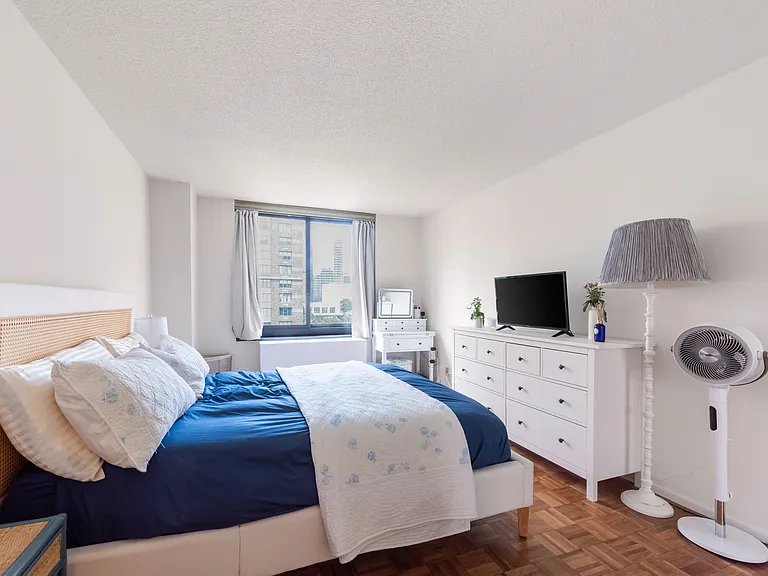 200 Rector Pl #6V — Photo 8