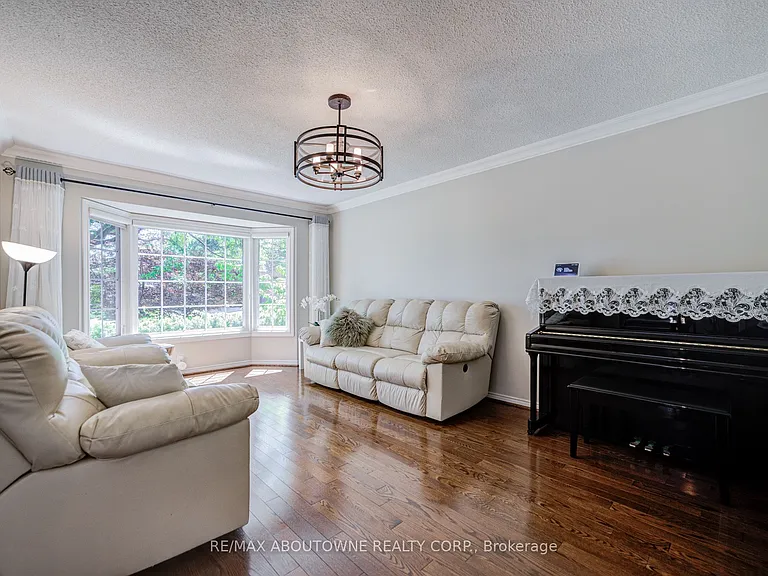 1273 Blackthorn Pl — Photo 8