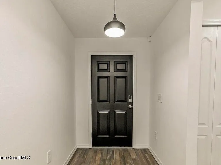 271 Wendover Rd SW — Photo 2
