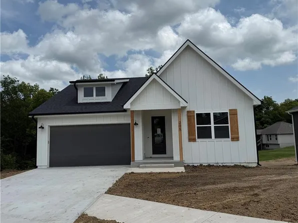 205 S Catalpa St, Savannah, MO 64485