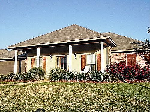2nd image of 805 Clubhouse Dr