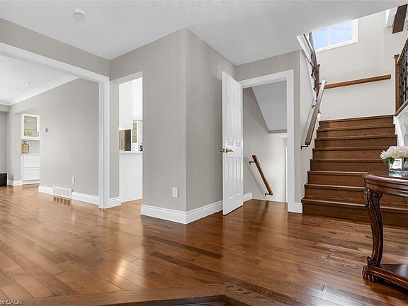 3rd image of 19 Millpond Pl