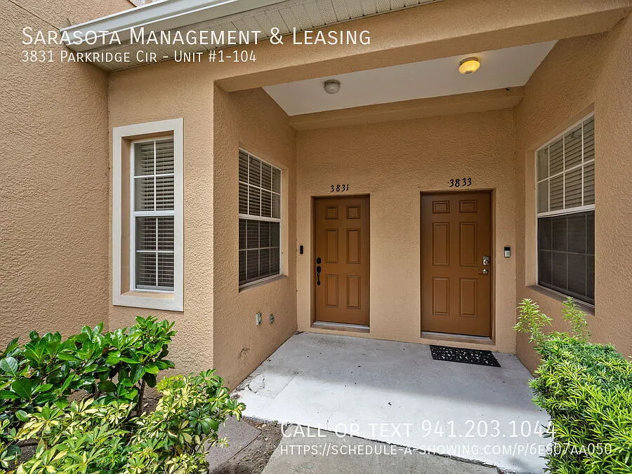 3 Bed 2.5 Bath Townhome with Den in Parkridge! — Photo 2