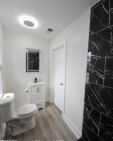1105 Quincy Ave — Photo 1