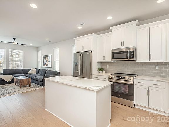 4th image of 5048 York Park Ln
