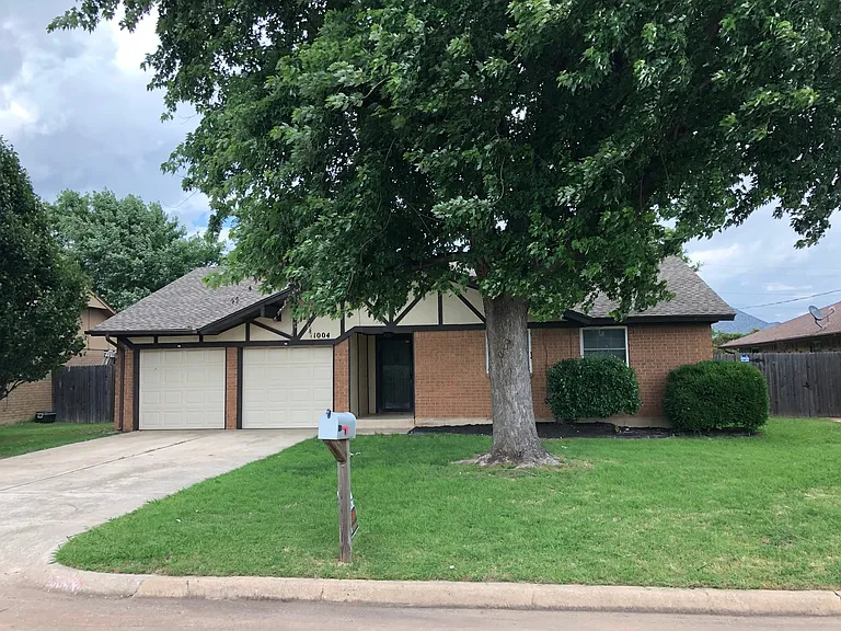 1004 Penn Ln — Photo 1