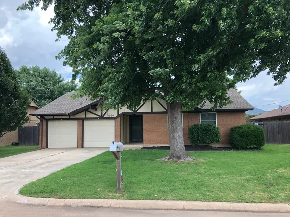 1004 Penn Ln, Moore, OK 73160