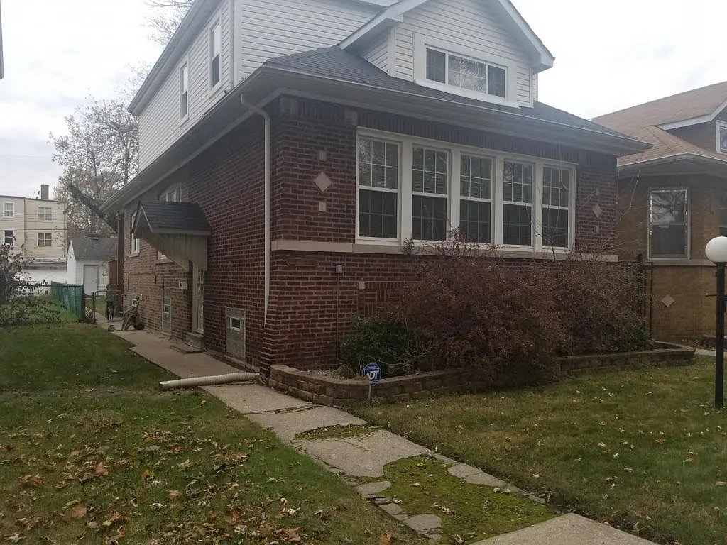 8230 S Prairie Ave photo 1