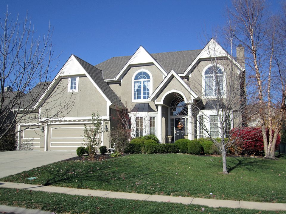 Beautiful stucco home backs north!