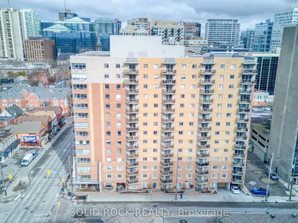 429 Somerset St W #209, Ottawa, ON K2P 2P5