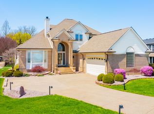24390 E River Rd, Grosse Ile, MI 48138