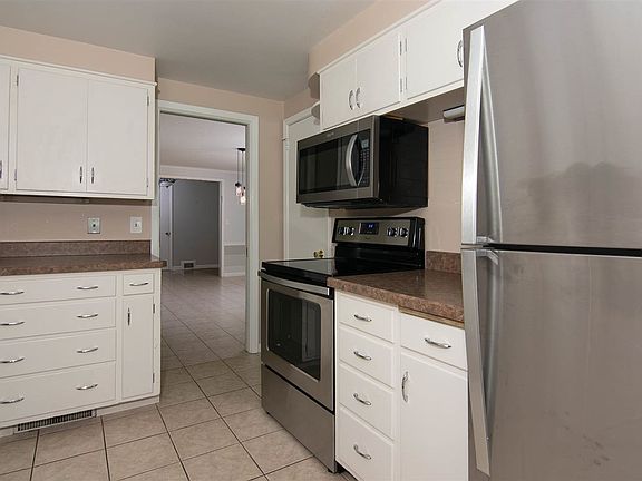 3rd image of 3516 Meadow Ln