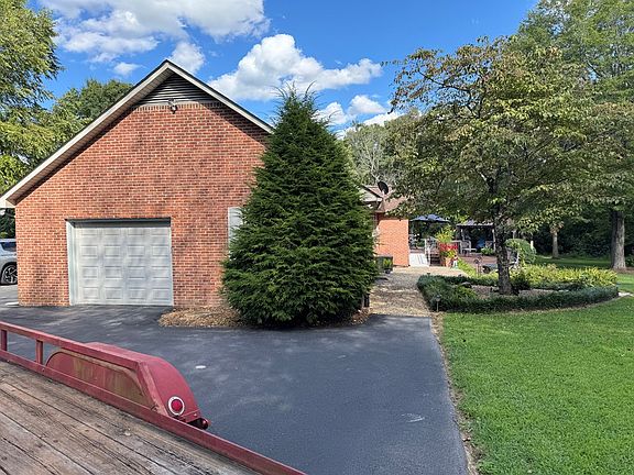 4th image of 276 Rebecca Dr