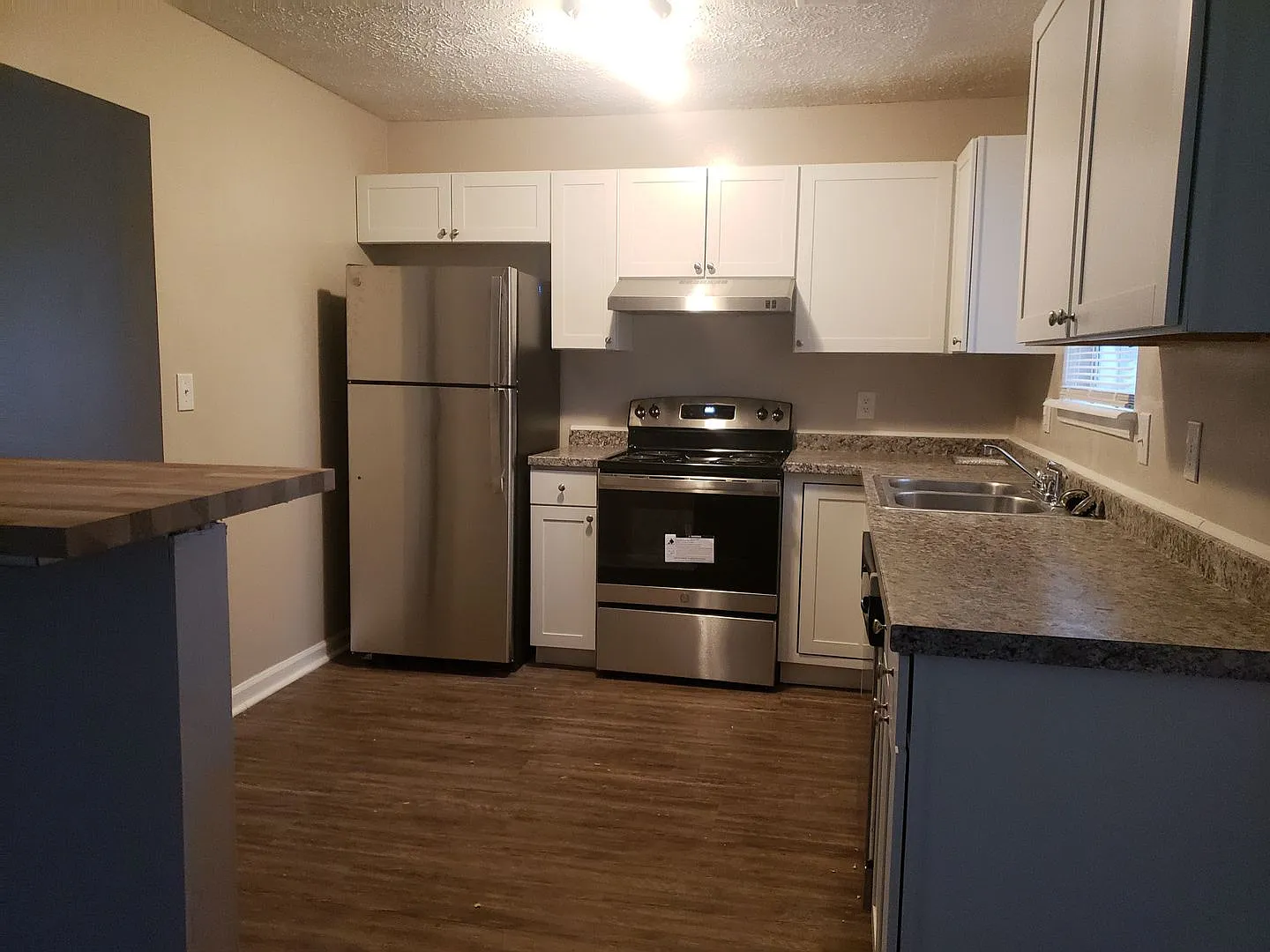 Spacious Ranch-Style 3 Bedroom Home with Bonus room Large back yard! — Photo 4